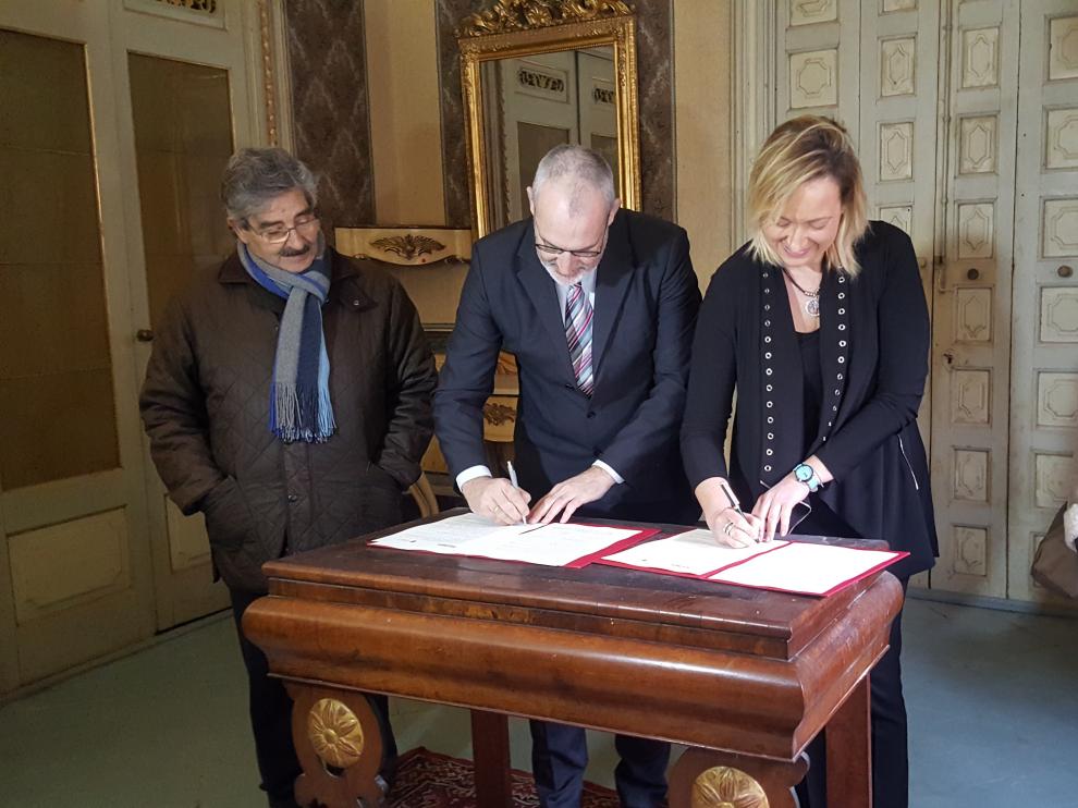 Momento de la firma del convenio entre la consejera Marta Gastón y el alcalde de Monzón, Álvaro Burrell