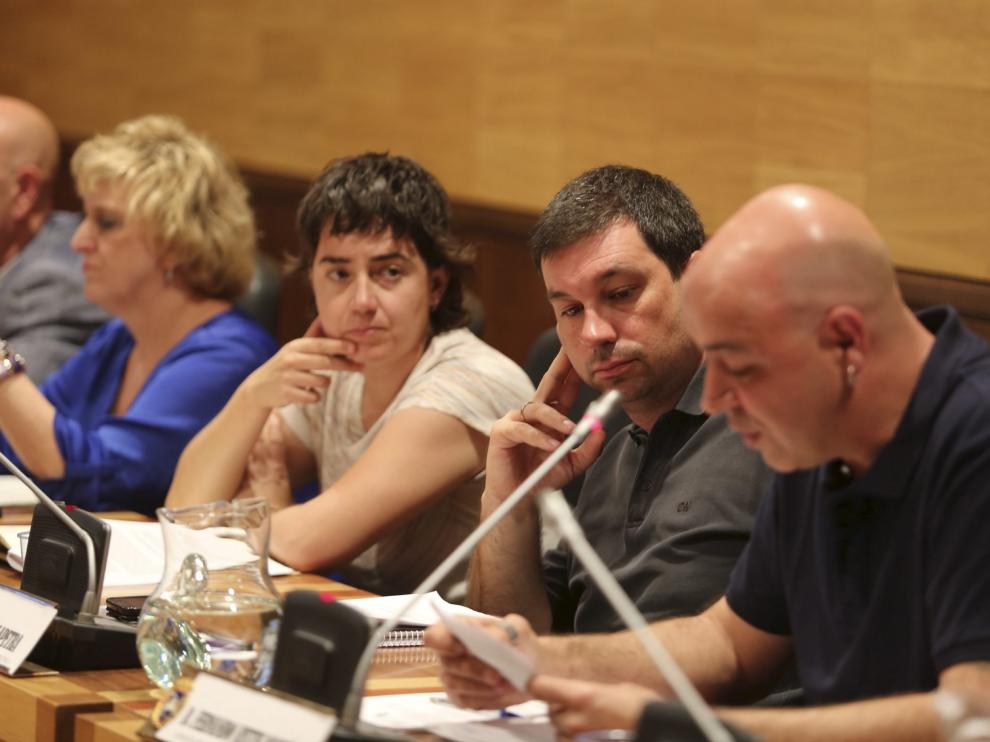 Justes, en primer término, durante una intervención en un pleno municipal.