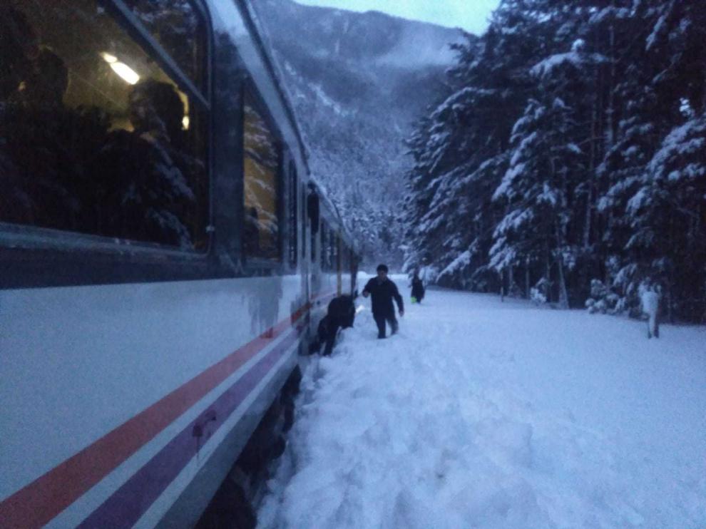 El canfranero se quedó encallado en la nieve el pasado martes por la tarde poco después de salir de la estación