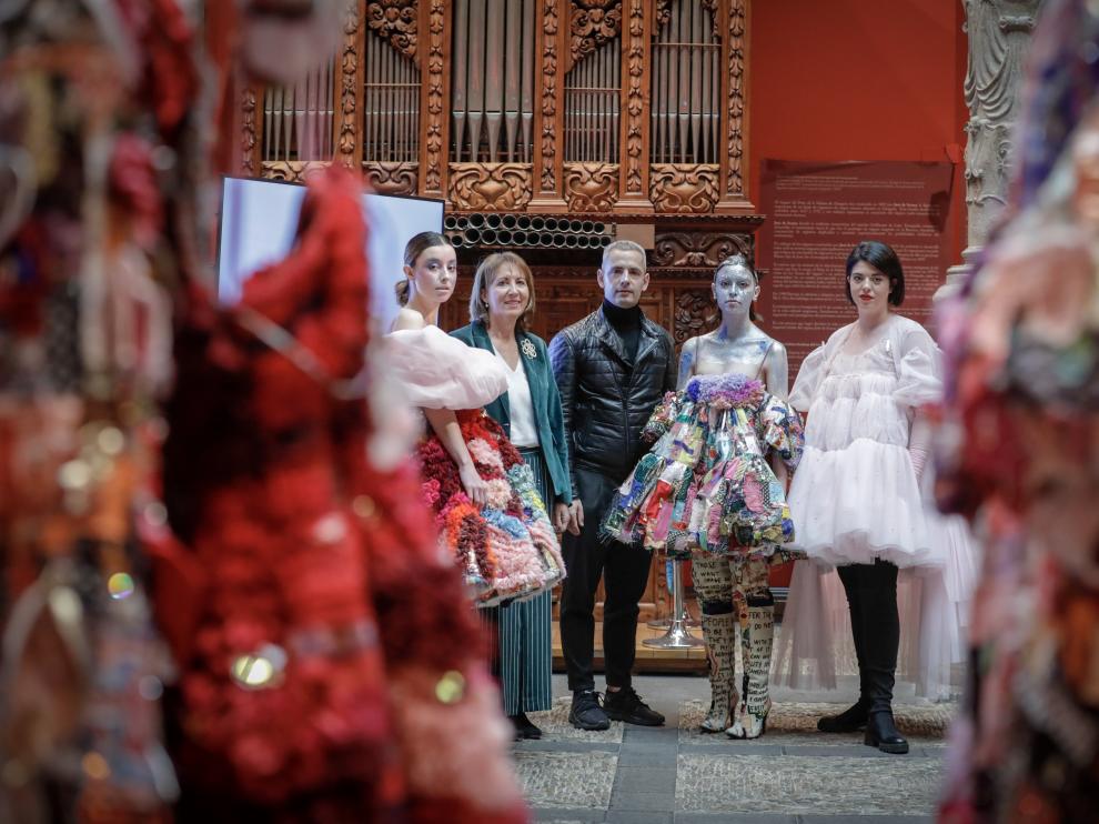 Ana María Farré, Raúl Ursua y Ela Fidalgo, junto a las integrantes de la 'performance', en el Patio de la Infanta.