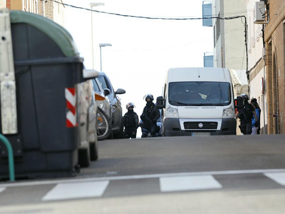 La operación policial sigue en marcha en el barrio de Valdefierro.