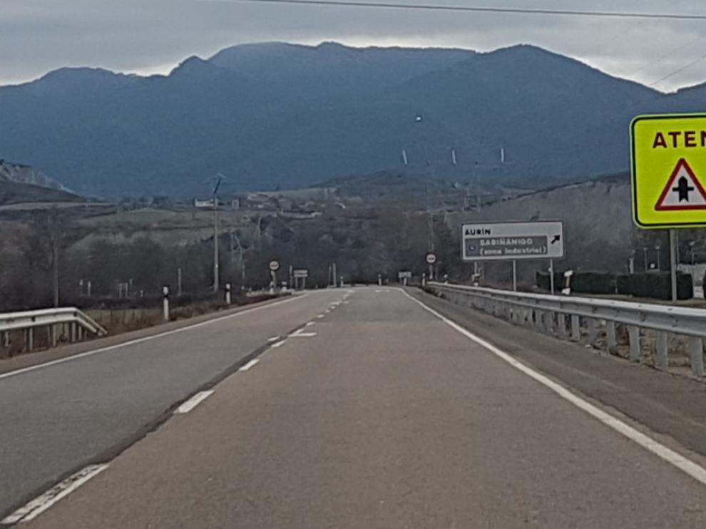 Señales que se han instalado en el cruce de Aurín.