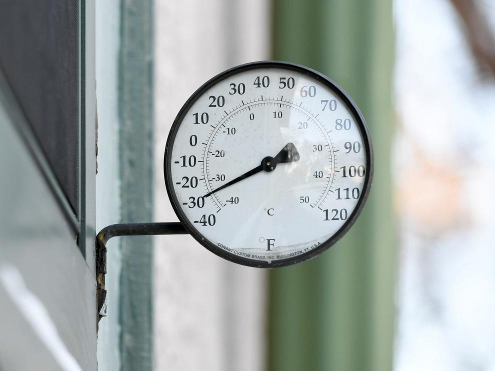 Un termómetro marca 37 bajo cero, este miércoles en Mineápolis.