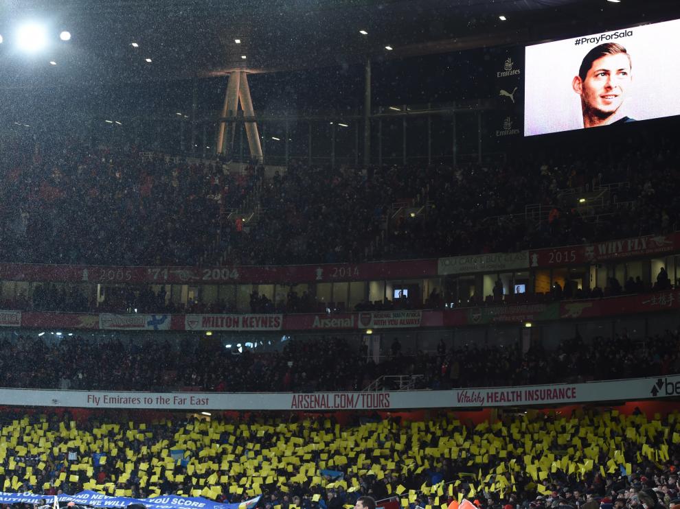 Fanáticos del Cardiff rinden homenaje al jugador de fútbol argentino.