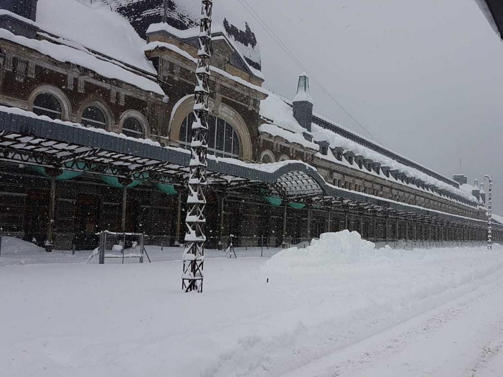 Estampa navideña que luce este miércoles, 30 de enero, la estación de Canfranc.