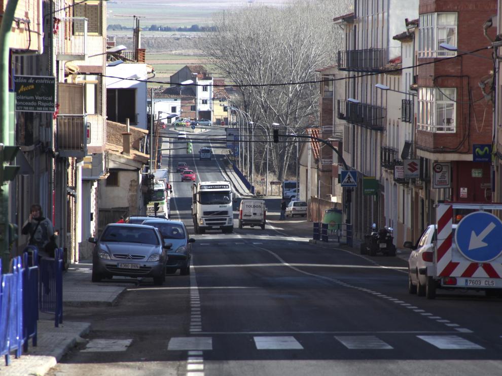 La N-211 a su paso por Monreal del Campo.
