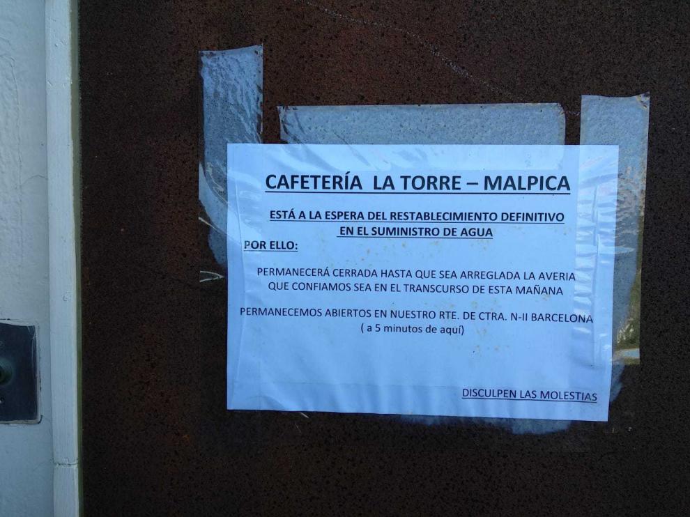 Cartel de uno de los negocios cerrados.