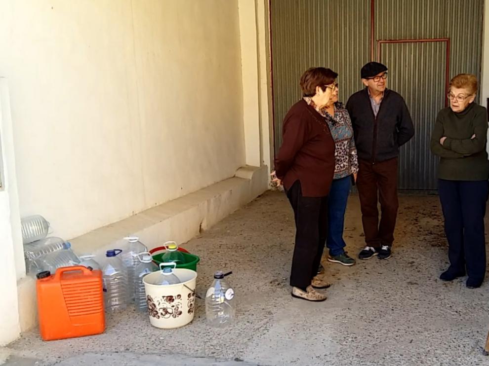 Vecinos del Cazuelo, con garrafas para coger agua.