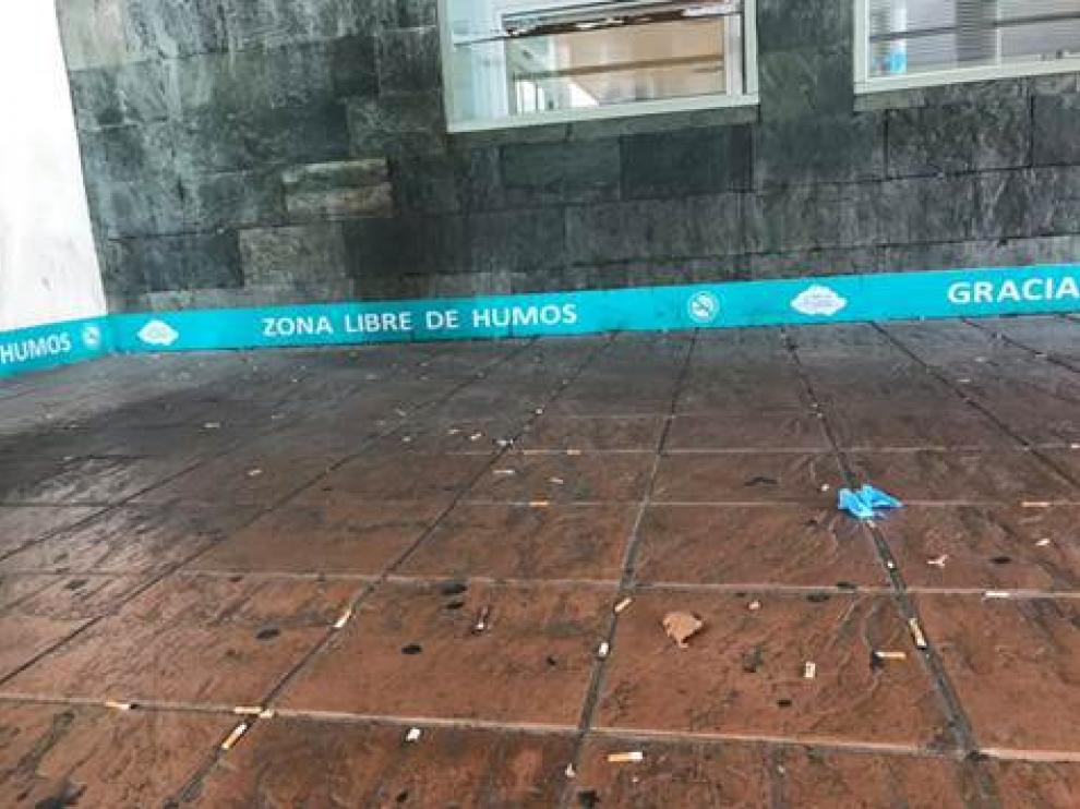 Una zona libre de humos del Servet, llena de colillas.