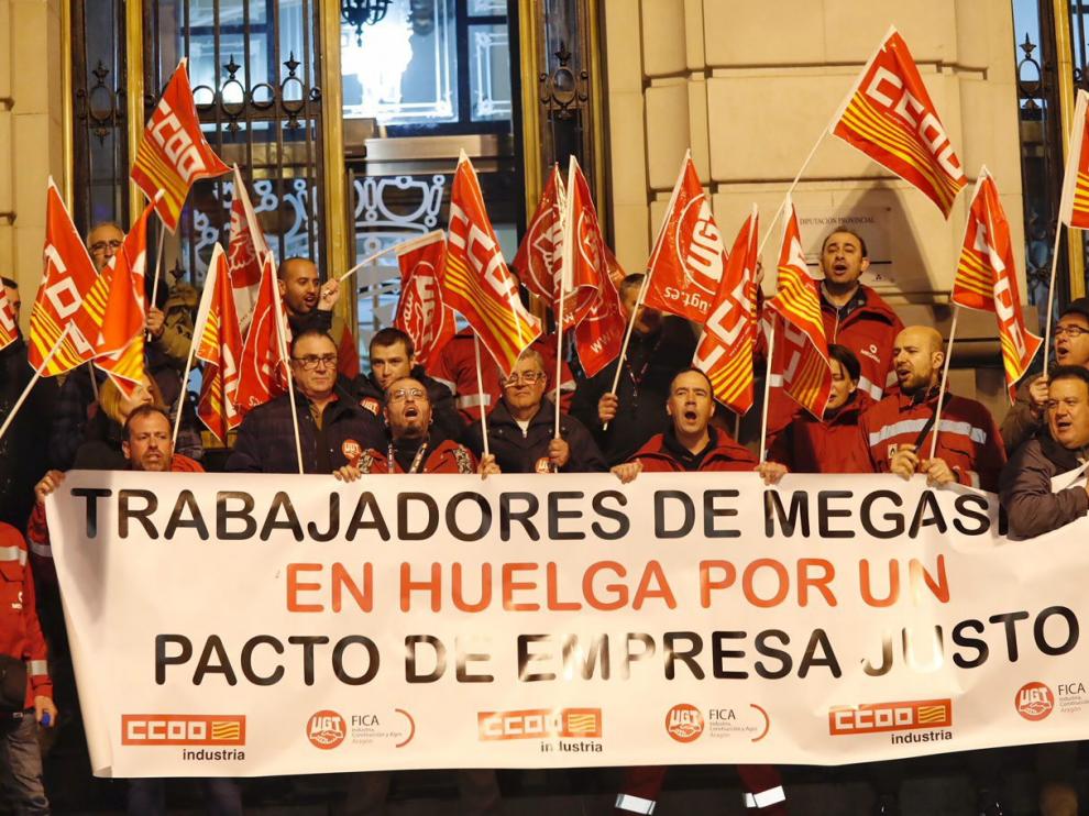 Protesta de los trabajadores en enero del año pasado ante las puertas de la Diputación Provincial de Zaragoza