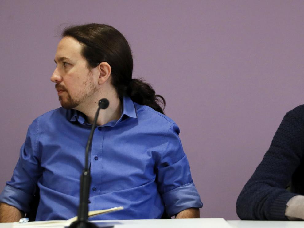 El líder de Podemos, Pablo Iglesias (i), y el portafoz parlamentario del partido, Ínigo Errejón, al inicio del Consejo Ciudadano que la formación celebra hoy en Madrid, en el que se ratificará además el nombramiento de Pablo Echenique como nuevo responsable de Organización.