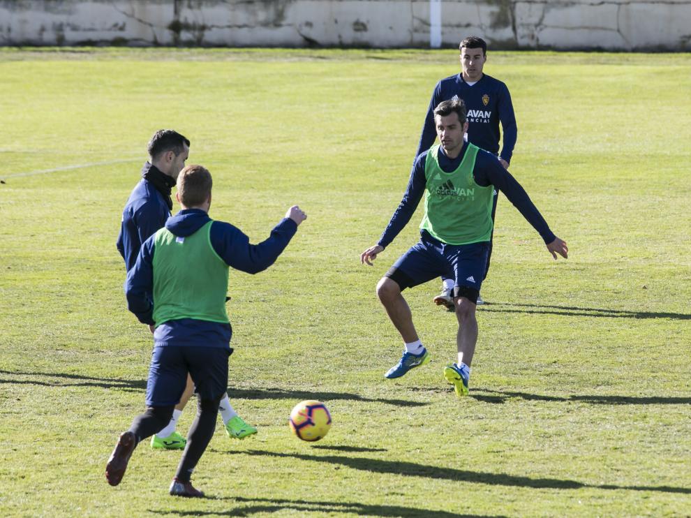 Linares, que golpea el balón, y Dorado, que defiende, entrenando juntos ayer en la Ciudad Deportiva.