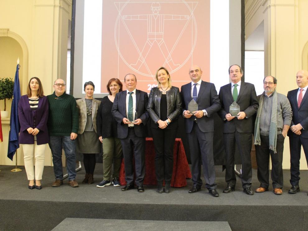 Los premiados en esta edición de 'Aragón comprometido con la prevención' cuyos galardones ha entregado la consejera de Economía del Gobierno de Aragón