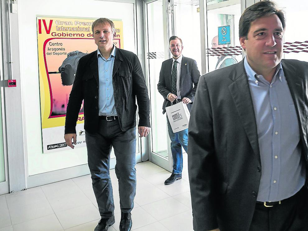 Reynaldo Benito, presidente del Tencyconta, seguido por el gerente del club, Predrag Savovic