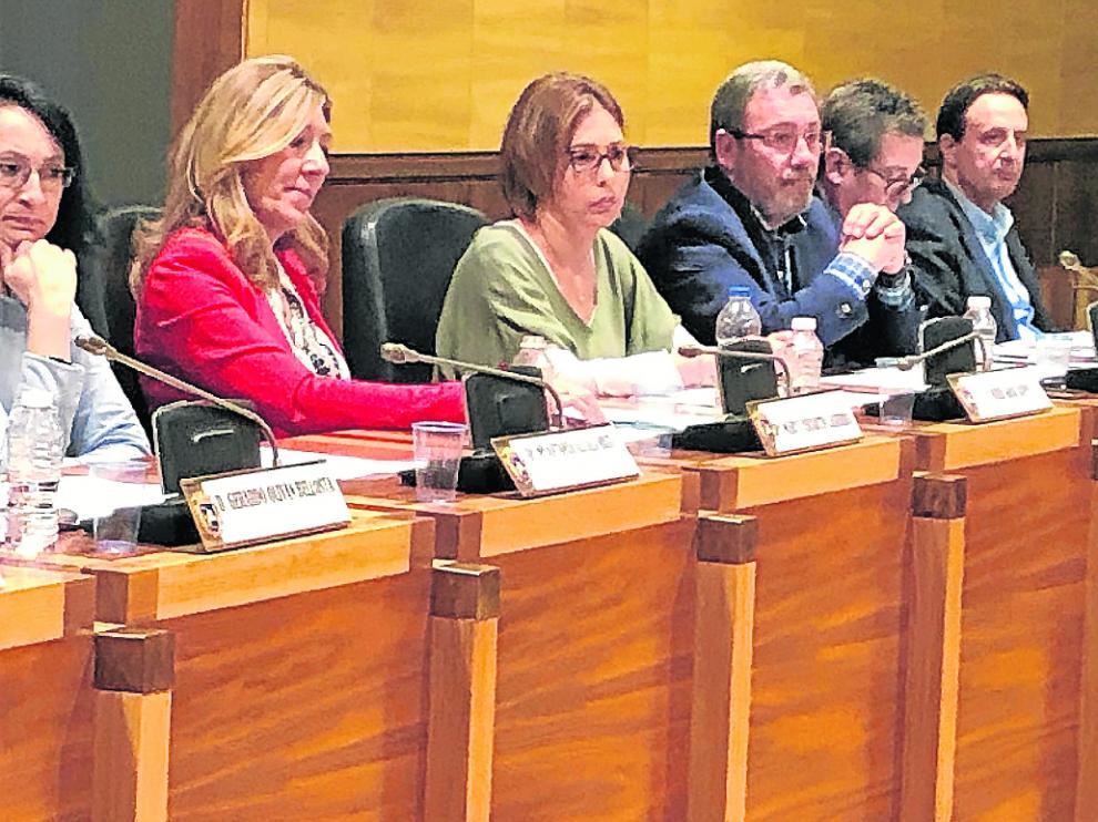 José Miguel Veintimilla, cuarto por la izquierda, durante el debate de la moción de apoyo a la caza.