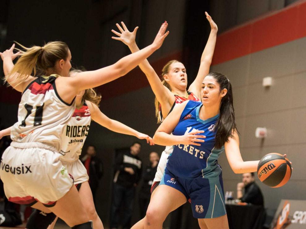 Anabel Latorre, con la camiseta azul de los Reading Rockets, presionada por tres rivales.