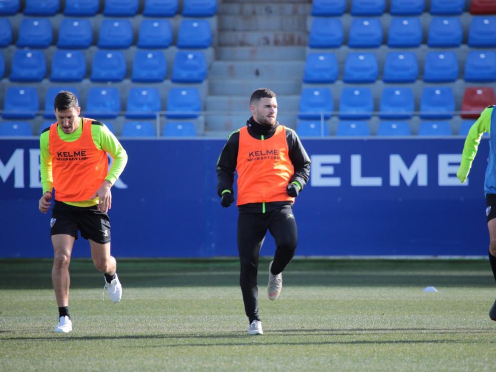 Javi Galán ha trabajado junto a sus nuevos compañeros sobre el césped de El Alcoraz.