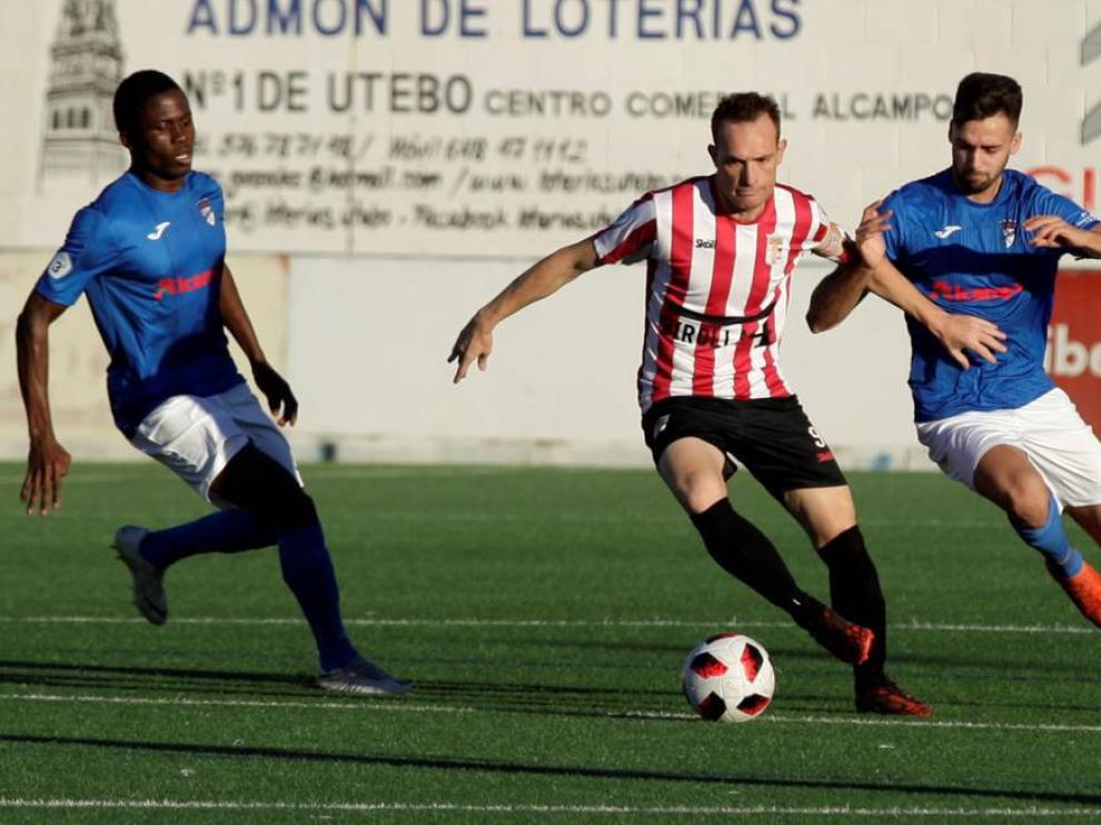 Alberto Morales, del Illueca, tratando de eludir la presión de dos jugadores del Utebo.
