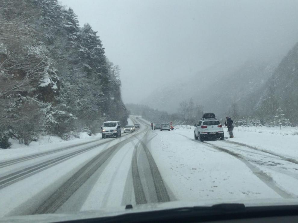 Imagen que presentaba este miércoles la carretera A-136 entre Biescas y Portalet