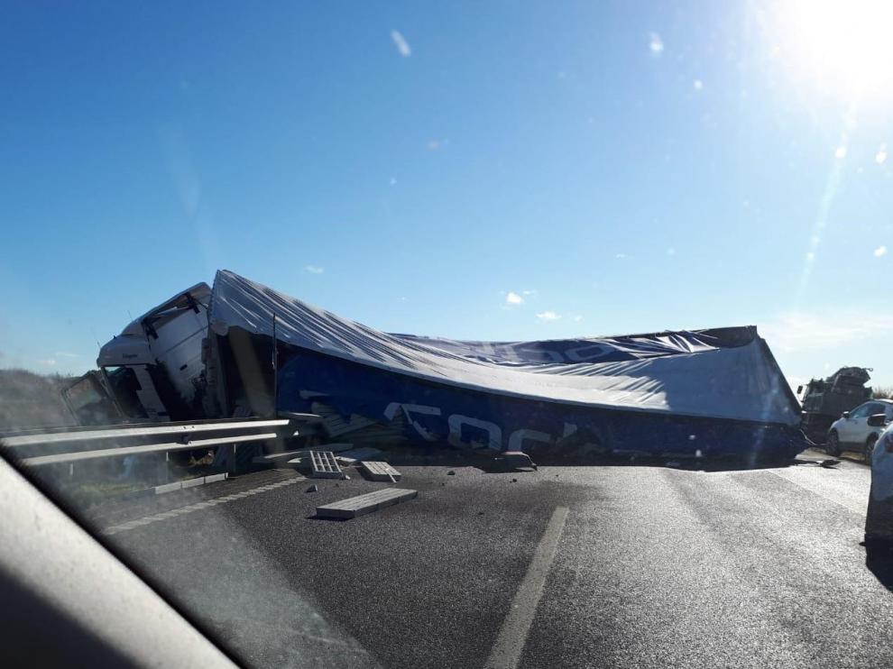 Imagen del camión volcado en la A-22, en sentido Lérida
