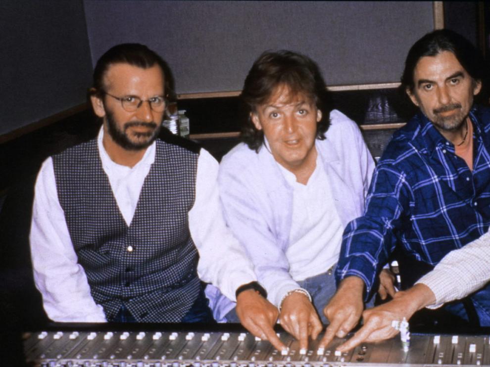 The Beatles y el productor George Martín en los estudios, en una imagen de archivo.