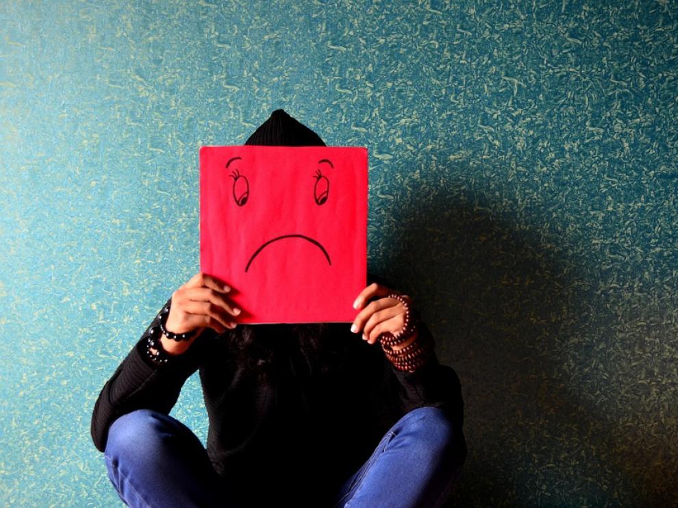 La autoestima es la actitud positiva hacia uno mismo, que incluye la tendencia a pensar, sentir y actuar de forma autosatisfactoria.