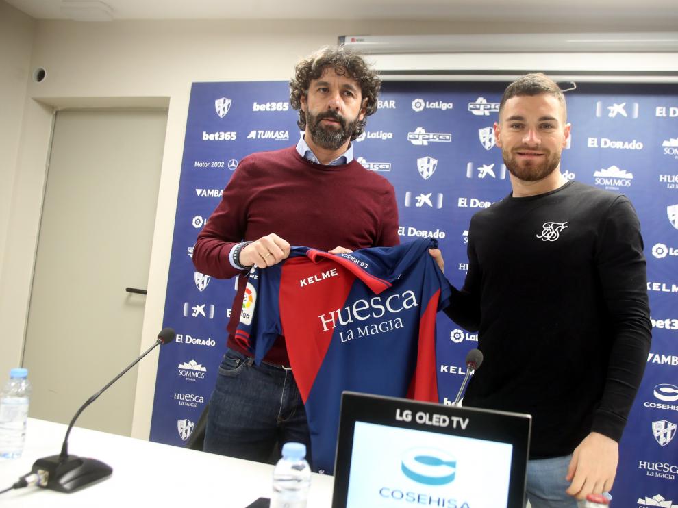 Vega, con Javi Galán durante la presentación este miércoles del jugador extremeño.