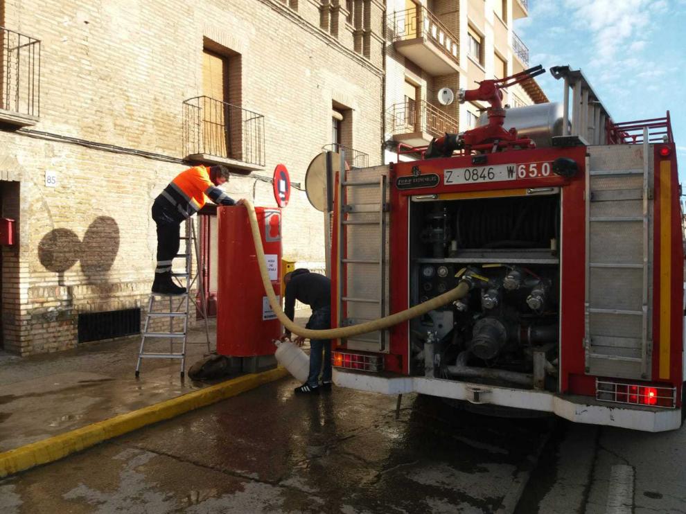 Bomberos de la DPZ abastecen los depósitos en Villamayor.