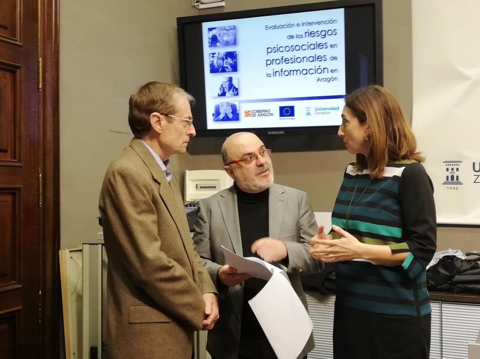 El experto Santiago Gascón con la directora general de Trabajo del Gobierno aragonés, Soledad de la Puente, y José Muñoz, director del área de Vicerrectorado de Política Científica de la Universidad de Zaragoza