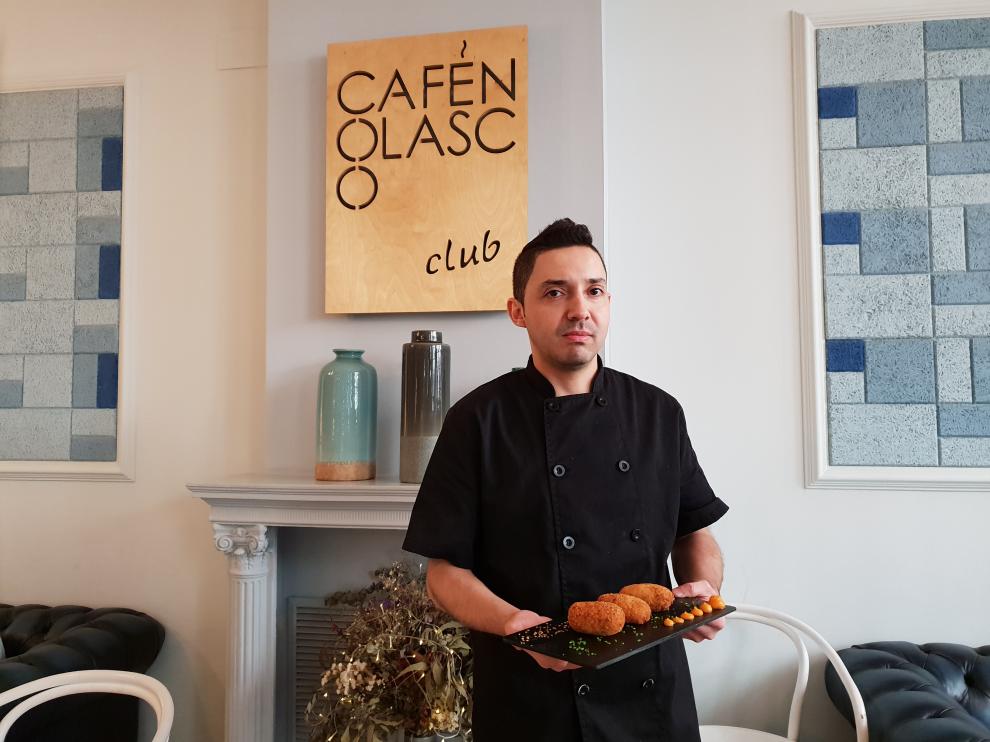 Ricardo Campos, jefe de cocina del Café Nolasco, elabora una de las mejores croquetas de jamón del mundo.