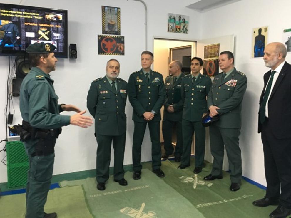 Félix Azón, durante su visita a las instalaciones de la Comandancia de Huesca