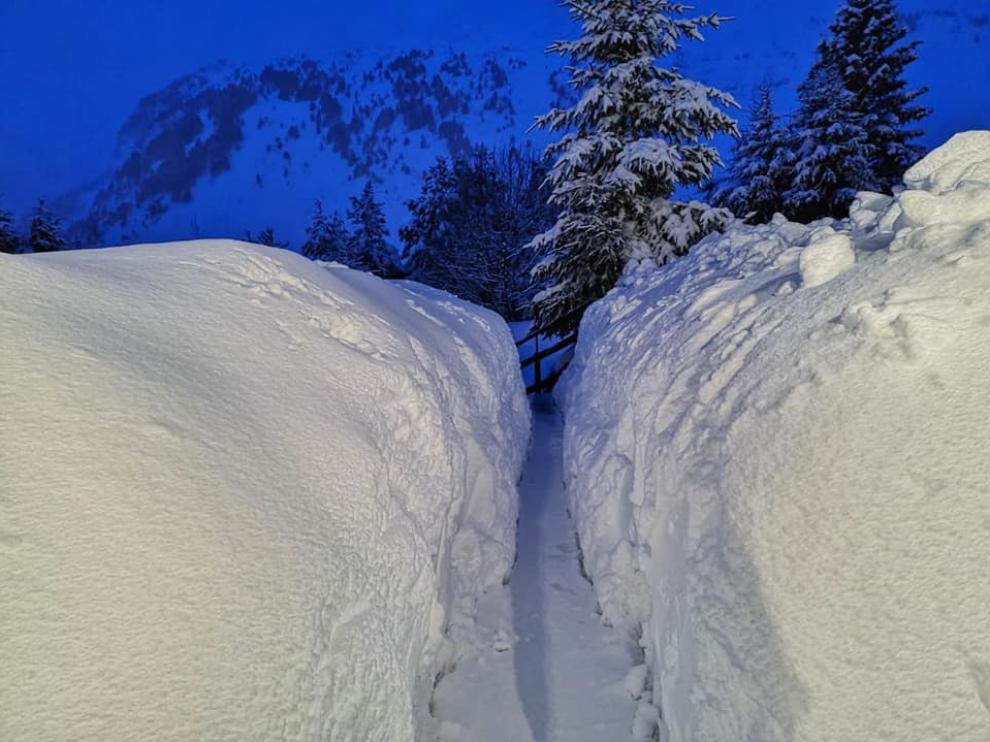 Las copiosas nevadas de los últimos días han acumulado dos metros en muchos lugares del Pirineo, como la terraza del Hotel Candanchú