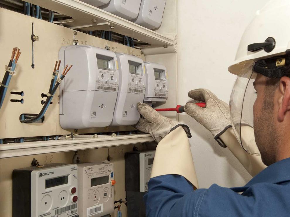 Imagen de archivo de una revisión de contadores electrónicos de Endesa