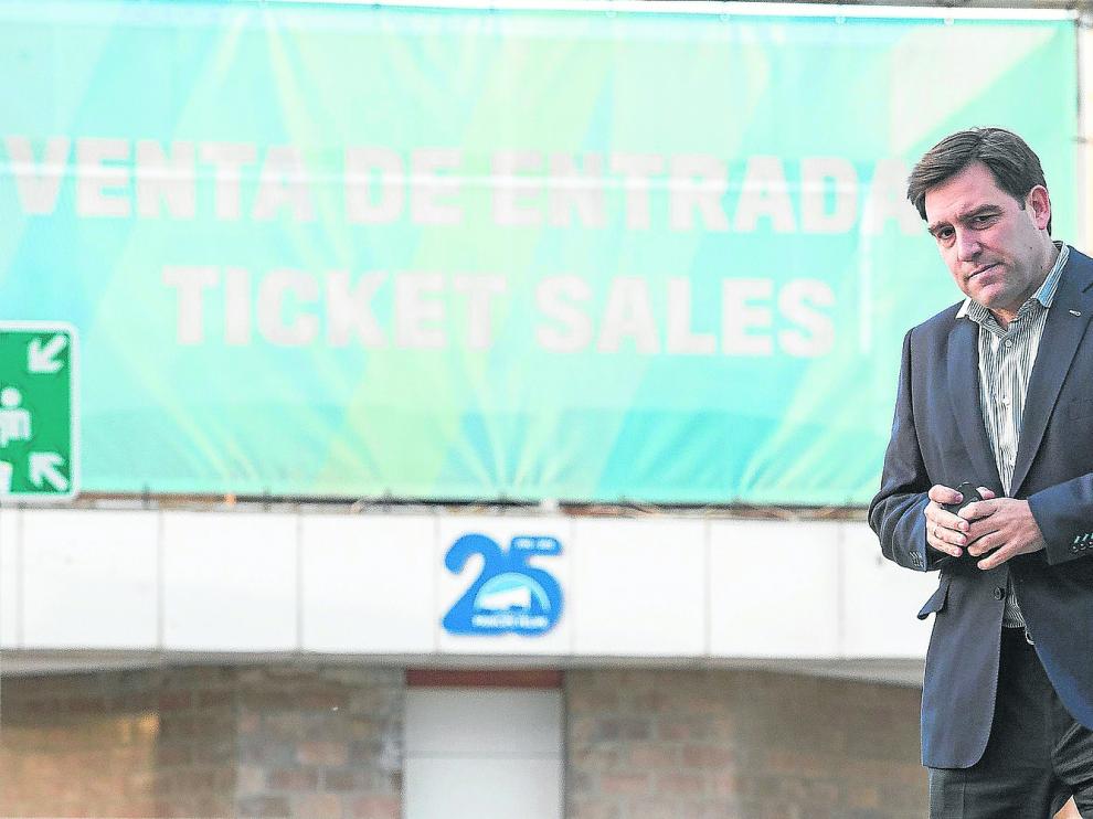 El presidente del Tecnyconta Zaragoza, Reynaldo Benito, en los aledaños del pabellón Príncipe Felipe