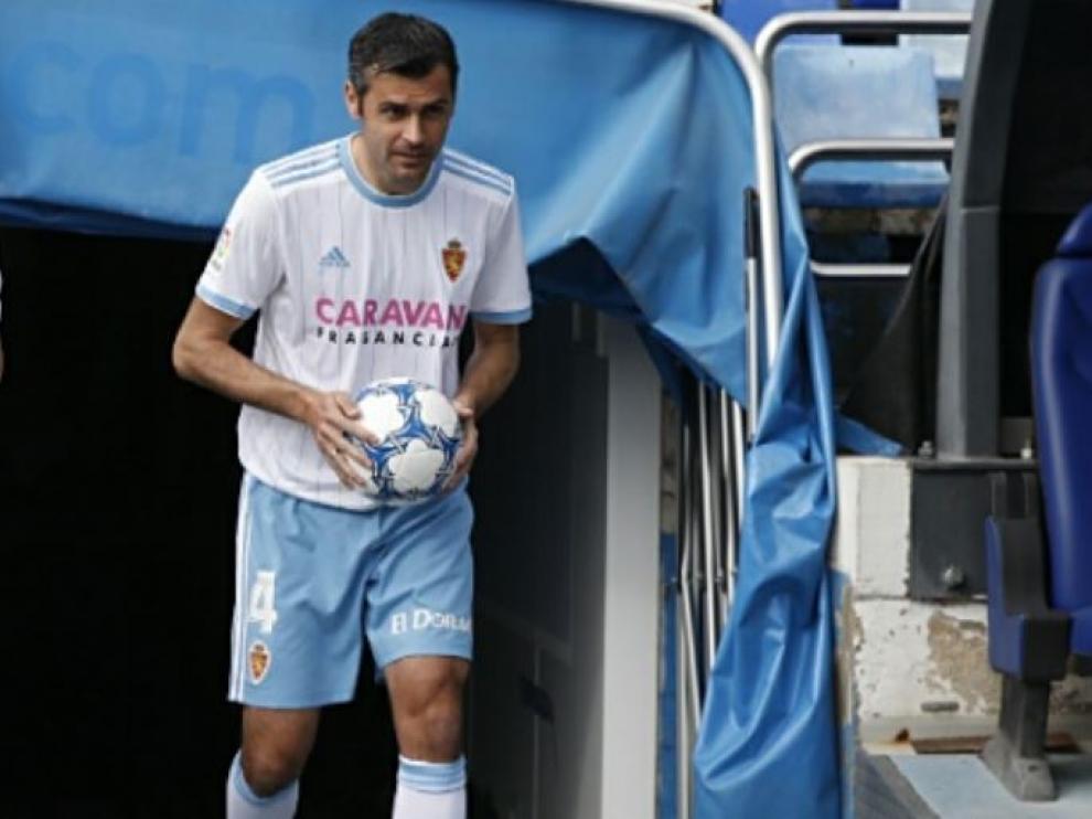 Dorado, a la salida al estadio de La Romareda en la tarde de este jueves, en su presentación conjunta con Linares.