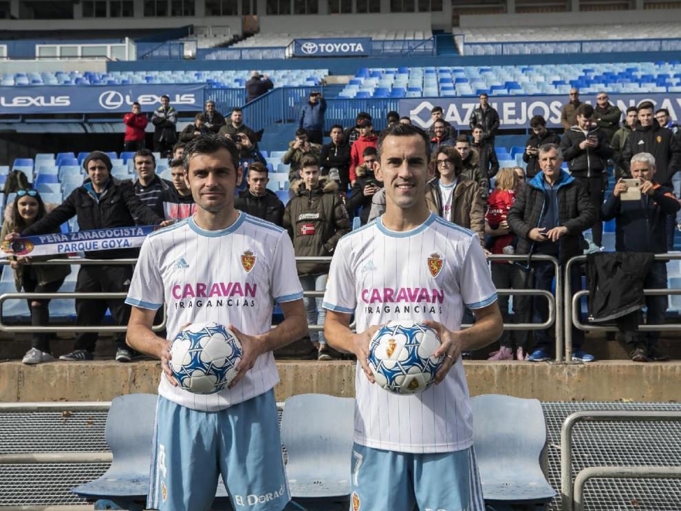 Dorado y Linares, ante la afición que les dio la bienvenida en La Romareda este jueves.