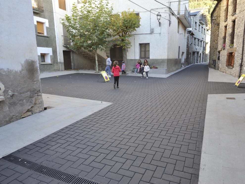 Actuación en la calle Mayor de Villanúa sufragada con las ayudas de este mismo programa en 2018