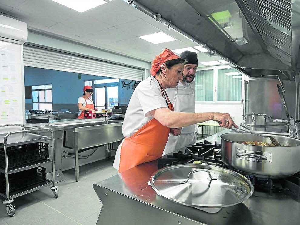 Cocineras del Zaragoza Sur y el cocinero de la empresa Combi, el jueves de la semana pasada en la nuevas instalaciones del centro.