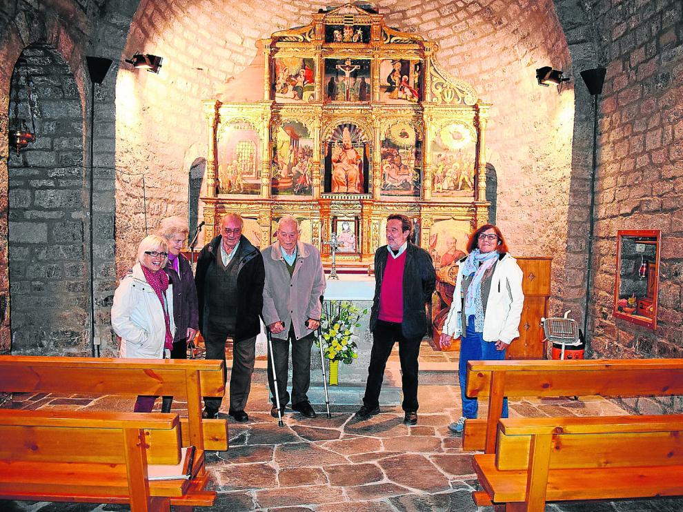 Grupo de vecinos en la iglesia de San Pedro