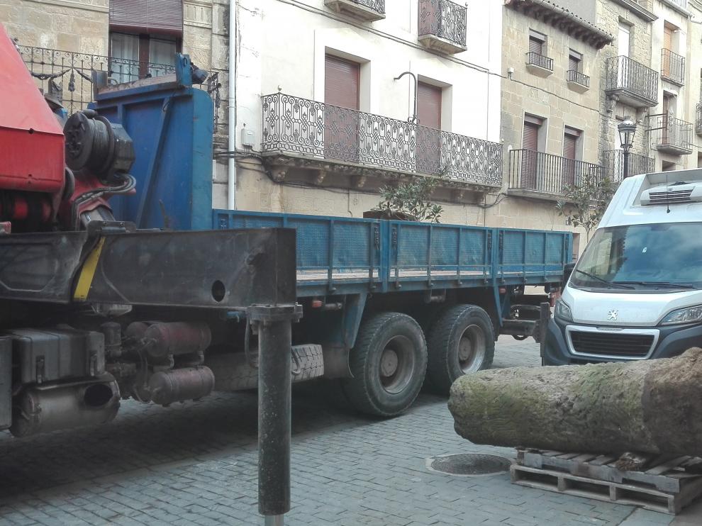La operación de traslado se realizó con grúa, porque el miliario pesa dos toneladas.