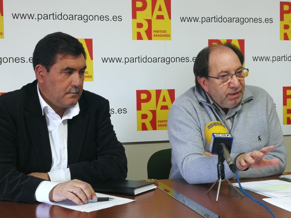 El portavoz del PAR en Teruel, Julio Esteban, a la derecha, con el concejal aragonesista Joaquín Tomás,