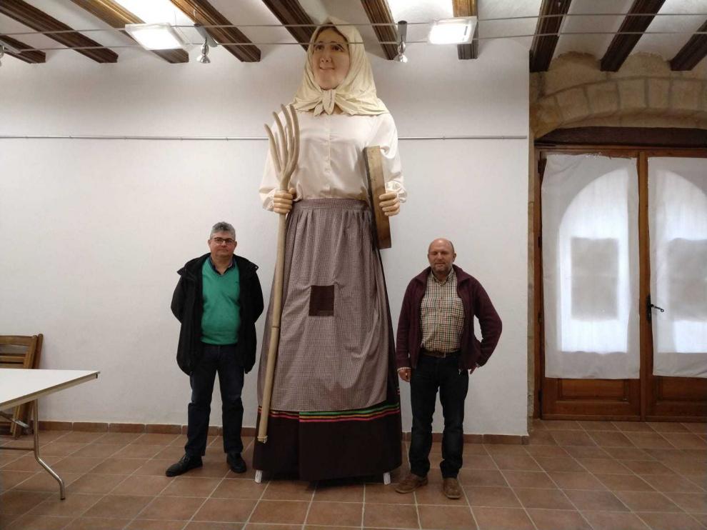 La giganta Bruna, entre el concejal José Miguel Celma y el alcalde, Joaquín Lorenzo.