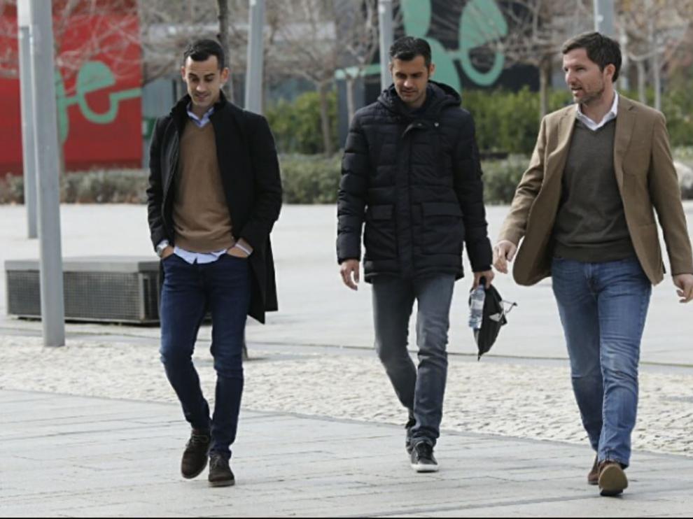 Lalo Arantegui (dcha.), acompaña a Linares (izda.) y Dorado (centro) al acto de su presentación como refuerzos del Real Zaragoza, este jueves en La Romareda.