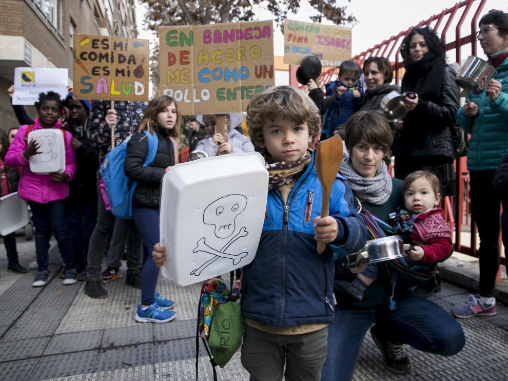 Niños y padres se concentraron contra el uso de bandejas de plástico en las líneas frías de los comedores