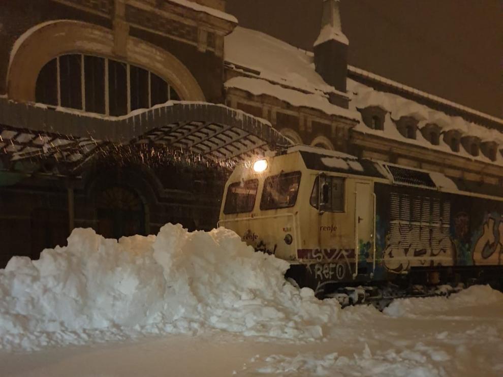 Imagen de la máquina quitanieves en la estación internacional de Canfranc