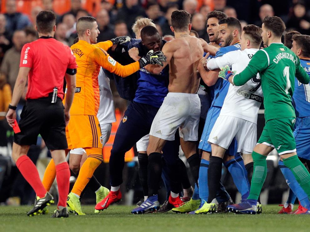 Trifulca entre jugadores y cuerpos técnicos del Valencia-Getafe en Mestalla.