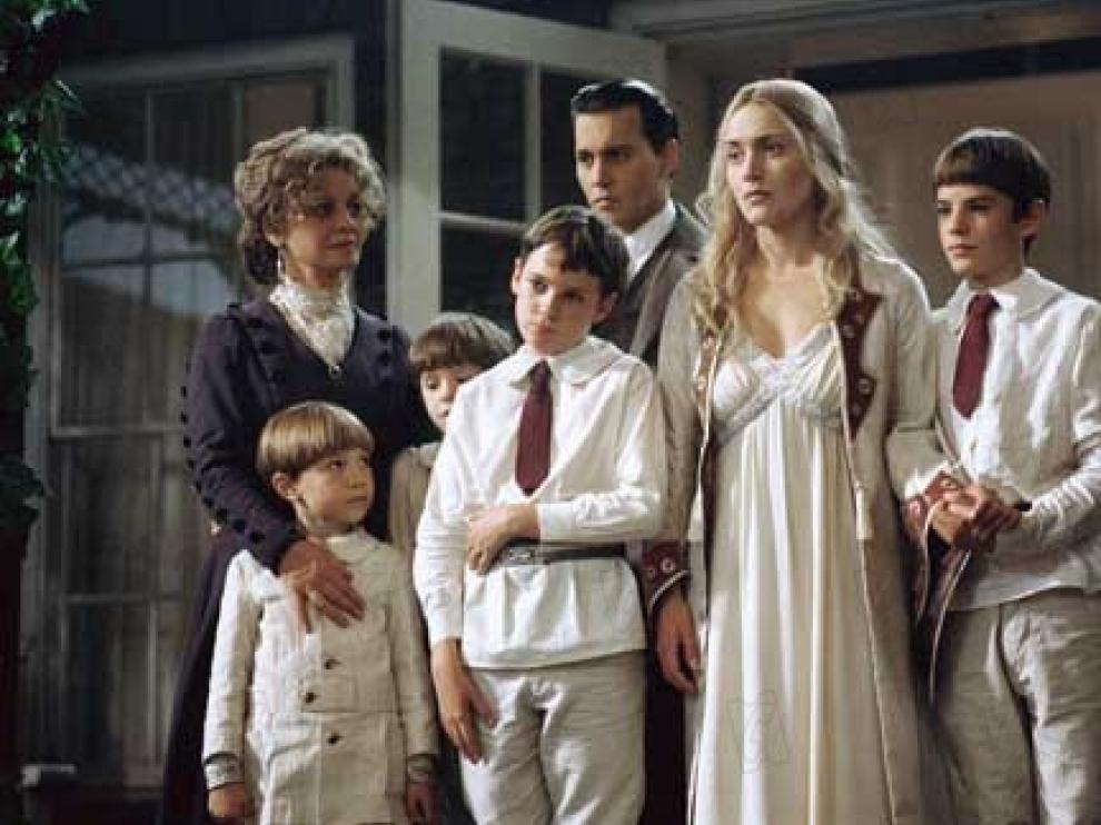 'Descubriendo Nunca Jamás', protagonizada por Kate Winslet y Johnny Depp, cuenta la relación que establecieron el escritor J.M Barrie -el creador de Peter Pan- y July, una madre enferma de cáncer con tres pequeños a su cargo.