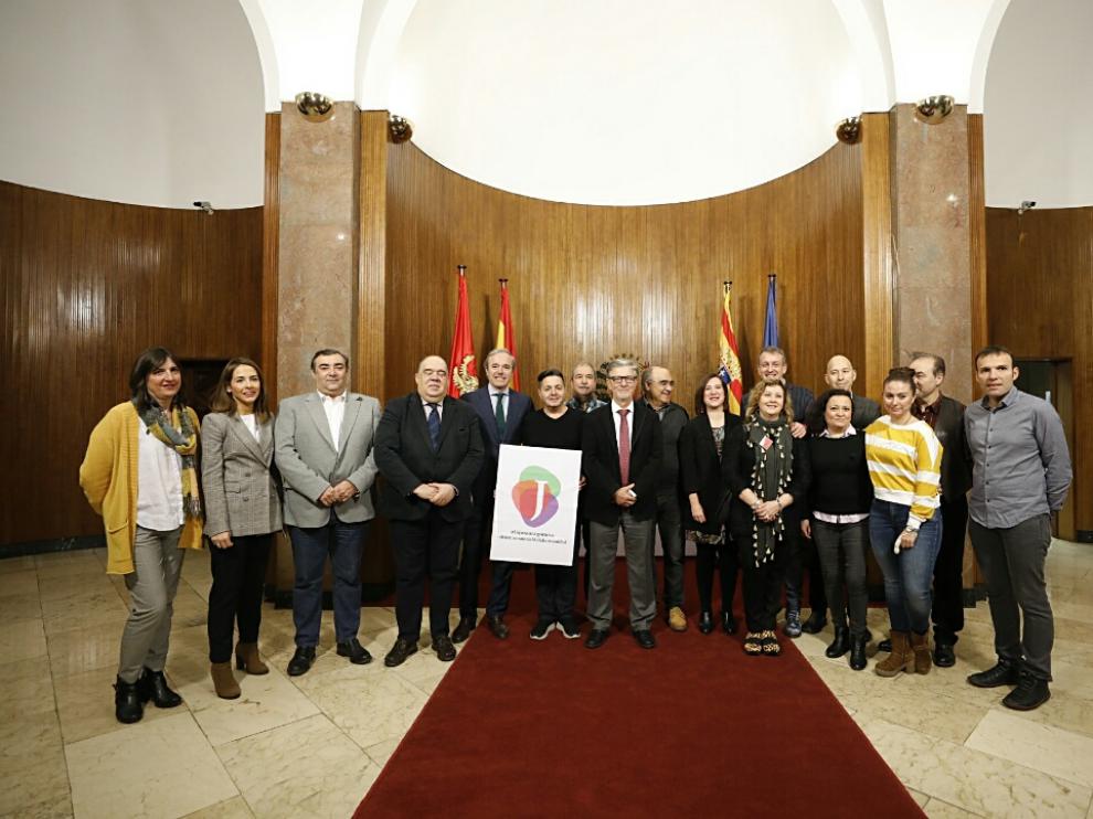 El alcalde y representantes de todos los grupos municipales con varios joteros impulsores de esta iniciativa.