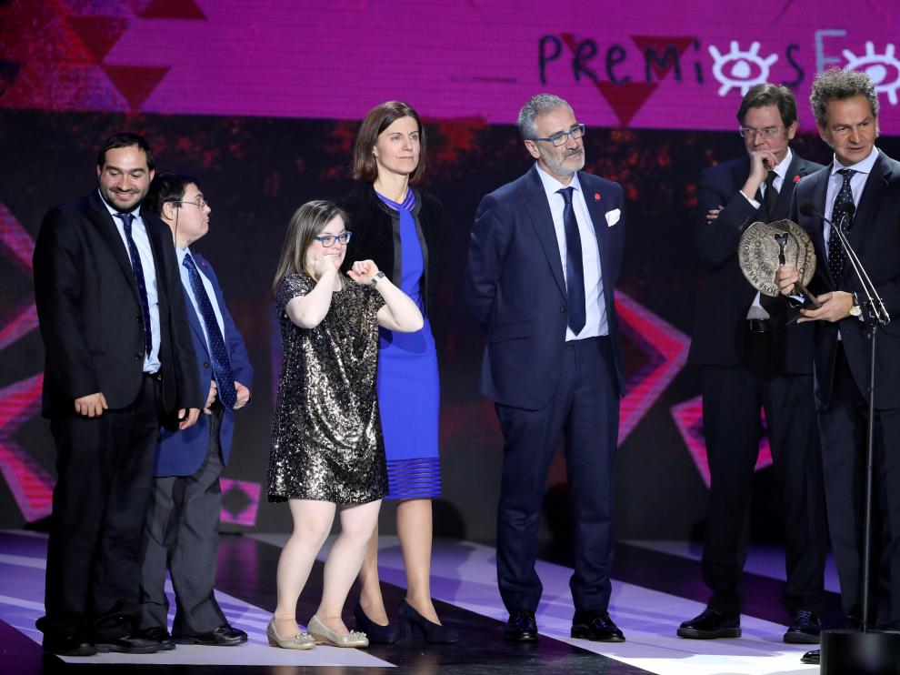 Javier Fesser junto a algunos actores tras ser galardonado en los Premios Forqué.