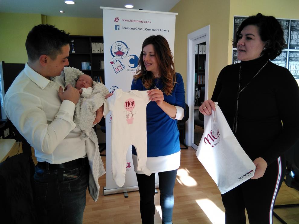Los padres de Noa junto a la presidenta de la ACT.